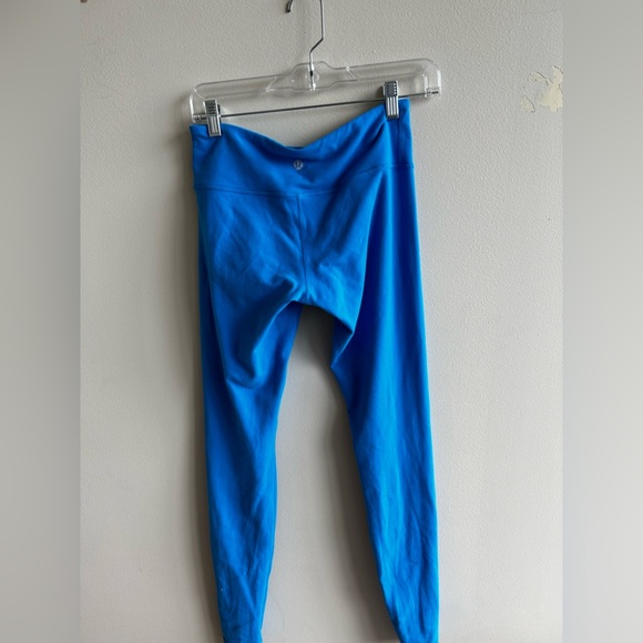 Lululemon, mid-rise legging. Size 4 - Picture 2 of 5